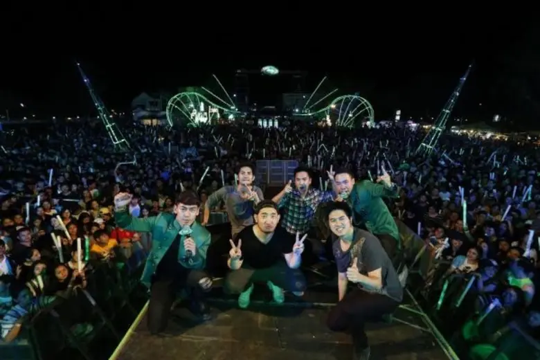 เพื่อนชาวสุราษฎร์ กอดคอกันมันบุกงาน “ช้าง คาร์นิวัลฯ 2017” ความสนุกสุดฟิน...เต็มอิ่มทุกแนวดนตรี