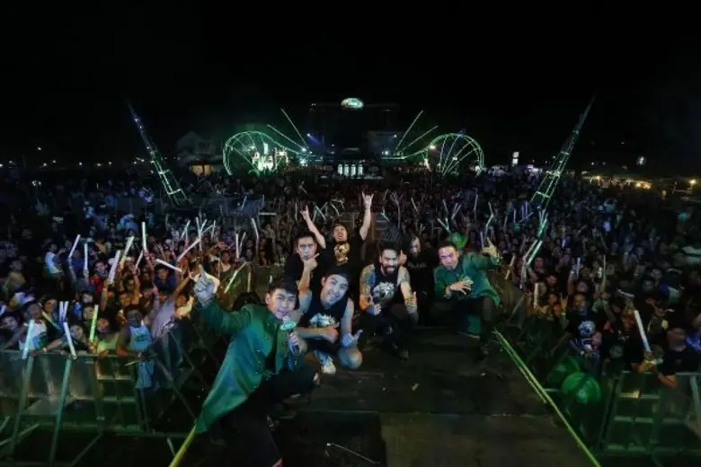 เพื่อนชาวสุราษฎร์ กอดคอกันมันบุกงาน “ช้าง คาร์นิวัลฯ 2017” ความสนุกสุดฟิน...เต็มอิ่มทุกแนวดนตรี