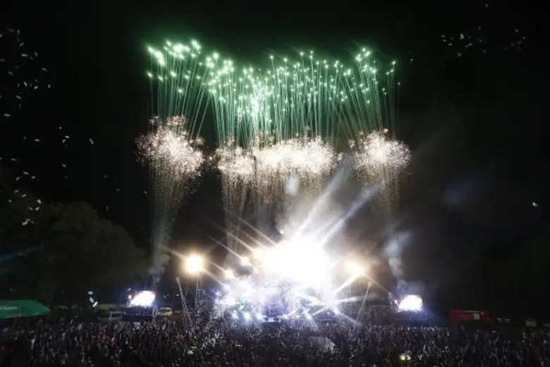 เพื่อนชาวสุราษฎร์ กอดคอกันมันบุกงาน “ช้าง คาร์นิวัลฯ 2017” ความสนุกสุดฟิน...เต็มอิ่มทุกแนวดนตรี