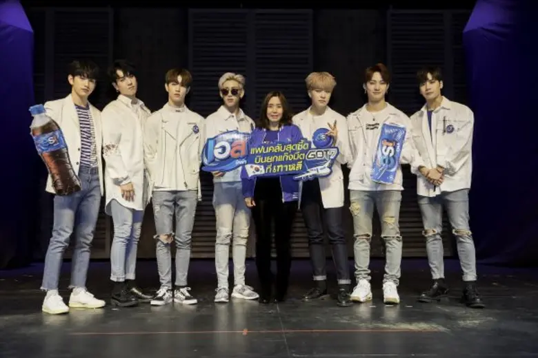 นางเจษฎากร โคชส์ (คนที่ 4 จากขวา) รองกรรม...