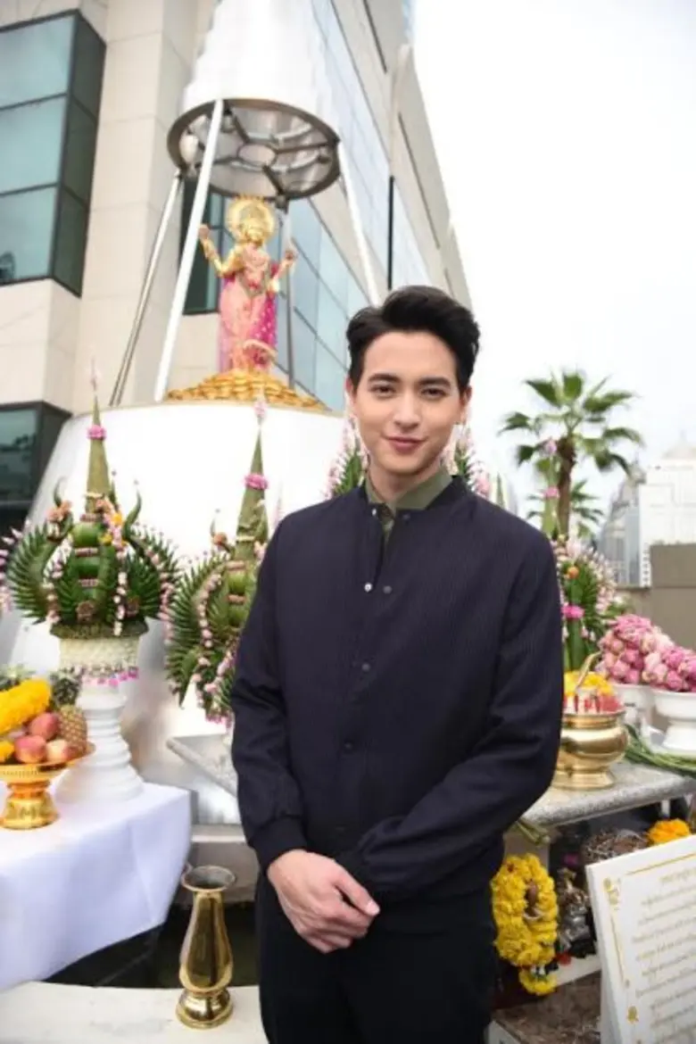 "เจมส์-จิ" ชวนลูกค้าเอไอเอส รับสิทธิพิเศษแบบจัดเต็ม! ด้วยแอพ My AIS พร้อมเสริมสิริมงคลรับปีใหม่ไทยที่ย่านราชประสงค์