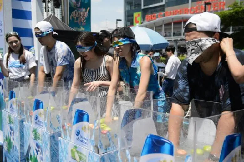 สงกรานต์ชุ่มฉ่ำ ปันปัน ชวน พลอย หอวัง และเดอะบอยส์ สระผมดับร้อน ให้หัวเย็นใจเย็น บอกลารังแค