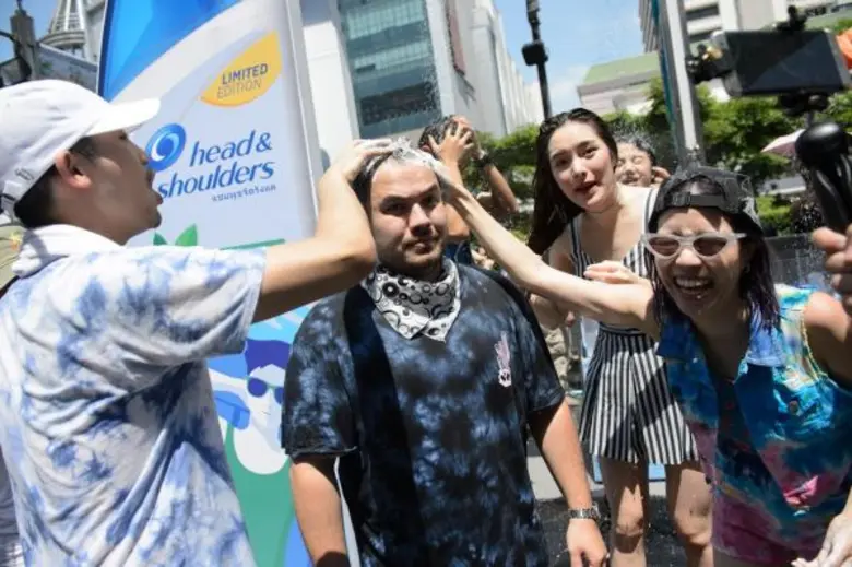 สงกรานต์ชุ่มฉ่ำ ปันปัน ชวน พลอย หอวัง และเดอะบอยส์ สระผมดับร้อน ให้หัวเย็นใจเย็น บอกลารังแค