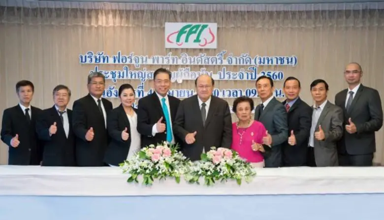 ดร.นริศ ชัยสูตร(ที่ 6 จากซ้าย) ประธานกรรม...