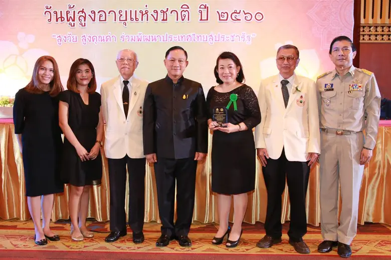 พลตำรวจเอก อดุลย์ แสงสิงแก้ว (คนที่ 4 จาก...