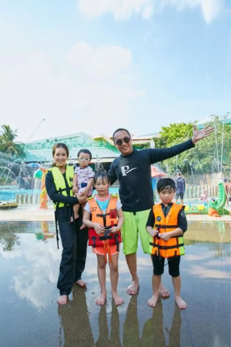 เปิ้ล – นาคร นำทีมครอบครัวศิลาชัยร่วมสาดความสนุกบุกสวนน้ำแฟนตาเซีย ลากูน ในงาน “Summer Fantasy”