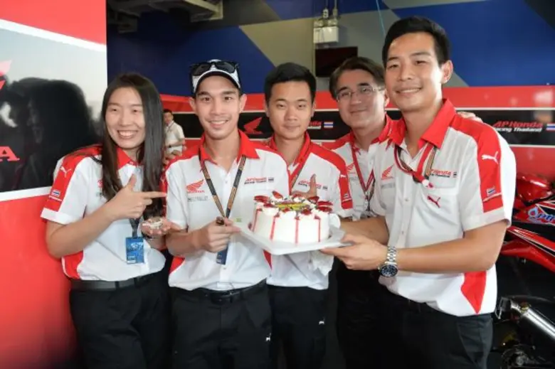 นักบิด "เอ.พี.ฮอนด้า" เก็บแต้มโฮมเรซถ้วนหน้า มอบเป็นของขวัญฉลองวันคล้ายวันเกิดให้ผู้ช่วยโค้ช "ฟิล์ม"รัฐภาคย์ วิไลโรจน์ ท่ามกลางแฟนๆ มอเตอร์สปอร์ต ที่บุรีรัมย์