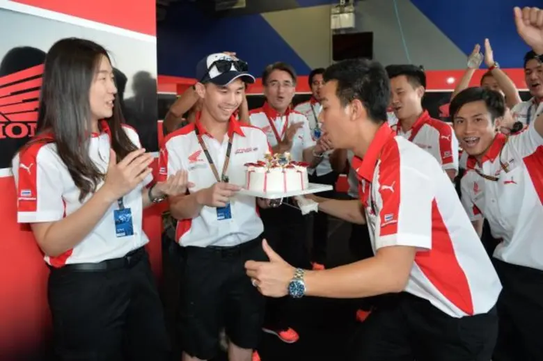 นักบิด "เอ.พี.ฮอนด้า" เก็บแต้มโฮมเรซถ้วนหน้า มอบเป็นของขวัญฉลองวันคล้ายวันเกิดให้ผู้ช่วยโค้ช "ฟิล์ม"รัฐภาคย์ วิไลโรจน์ ท่ามกลางแฟนๆ มอเตอร์สปอร์ต ที่บุรีรัมย์