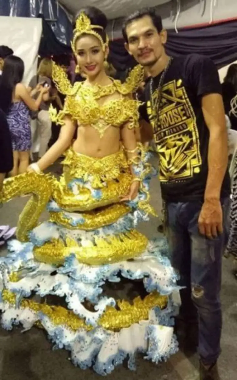 ความอลังการของชุดพญานาคที่สาวงามจากประเทศ...