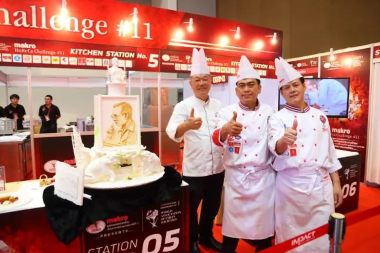 เชฟรอย อึง (ซ้ายสุด) หัวหน้าพ่อครัวใหญ่ ป...