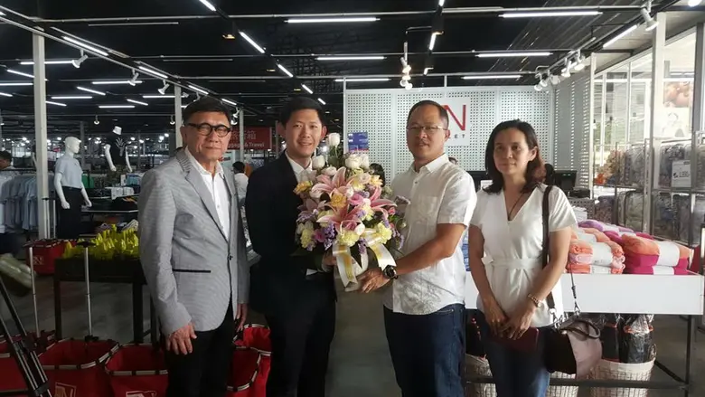 นายปรีชา ส่งวัฒนา (ที่1จากซ้าย) ประธานกรร...