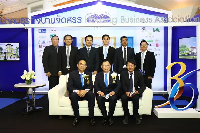 นายไชยยันต์ ชาครกุล (คนกลาง แถวนั่ง) ประธ...