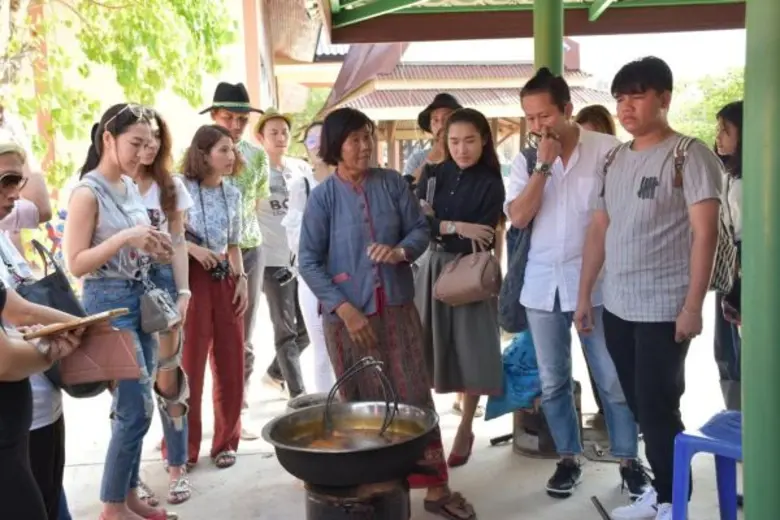 กระทรวงอุตสาหกรรม จับมือ กันตนา กรุ๊ปจัดกิจกรรม “ศึกษาเรียนรู้ผ้าทอ ลาวเวียง” ให้แก่นักออกแบบไทย ผู้เข้าร่วมโครงการ Thai Designer Academy