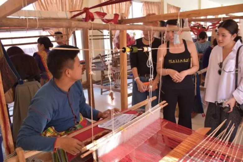 กระทรวงอุตสาหกรรม จับมือ กันตนา กรุ๊ปจัดกิจกรรม “ศึกษาเรียนรู้ผ้าทอ ลาวเวียง” ให้แก่นักออกแบบไทย ผู้เข้าร่วมโครงการ Thai Designer Academy