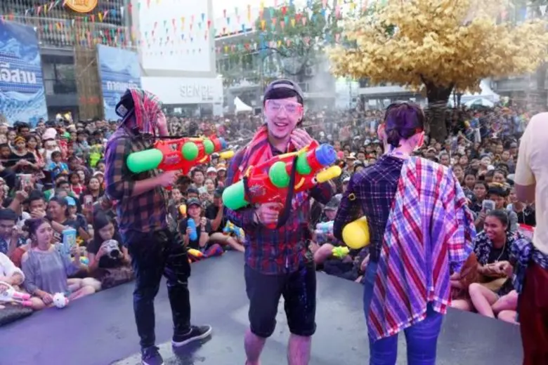 ผู้คนหลั่งไหลร่วมงาน “สงกรานต์เมษา ผ้าขาวม้า ยกสยาม” ทอม หน้ากากทุเรียน มอบความสุขอย่างชุ่มฉ่ำ