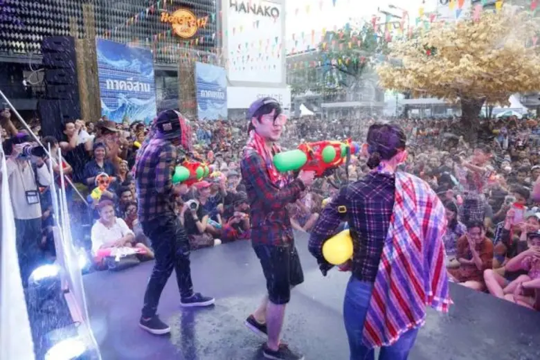 ผู้คนหลั่งไหลร่วมงาน “สงกรานต์เมษา ผ้าขาวม้า ยกสยาม” ทอม หน้ากากทุเรียน มอบความสุขอย่างชุ่มฉ่ำ