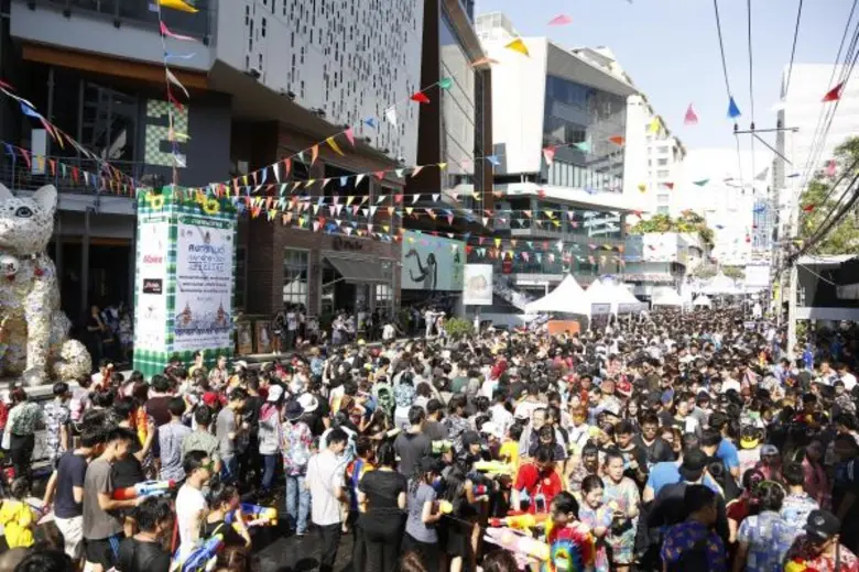 ผู้คนหลั่งไหลร่วมงาน “สงกรานต์เมษา ผ้าขาวม้า ยกสยาม” ทอม หน้ากากทุเรียน มอบความสุขอย่างชุ่มฉ่ำ