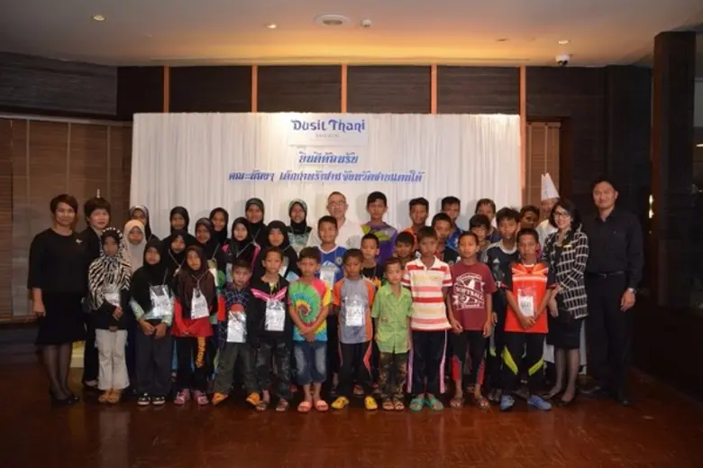 คณะผู้บริหารและพนักงานโรงแรมดุสิตธานี กรุ...