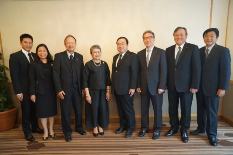 อภิรดี ตันตราภรณ์ (ที่ 4 จากซ้าย) รัฐมนตร...