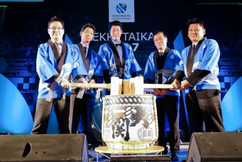 นายชินคิจิ มิกิ(กลาง) ประธานเจ้าหน้าที่บร...