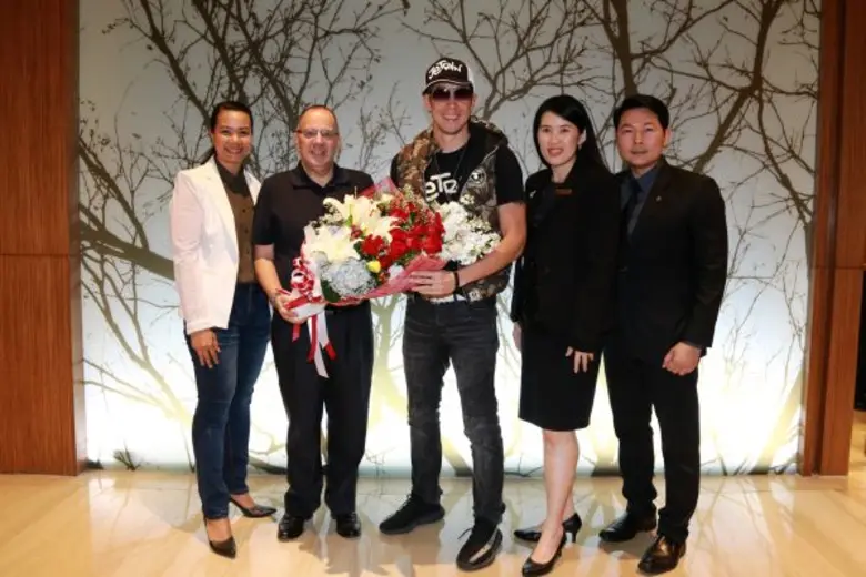 มร.วิม เอ็น. เอ็ม. ฟาเก็ล (คนที่ 2 จากซ้า...