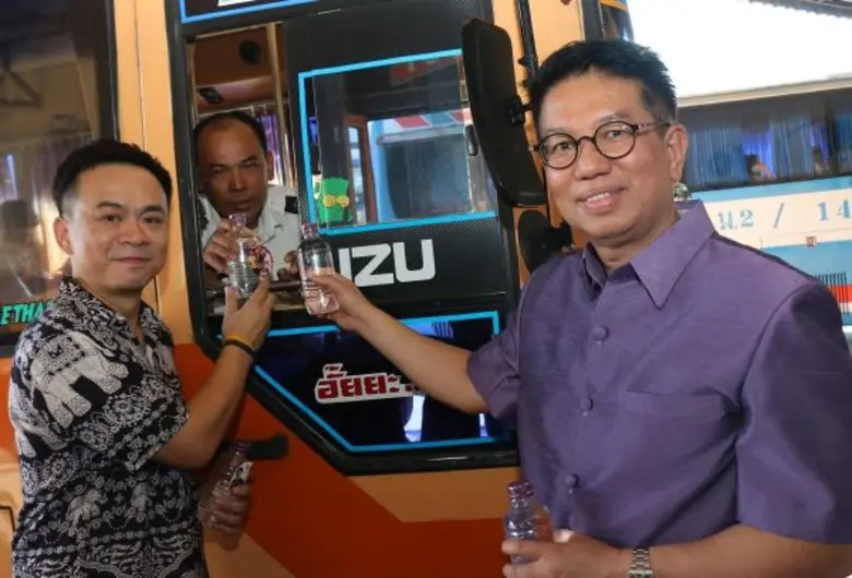 ผู้ประกาศสำนักข่าวไทย-พิธีกรไนน์เอ็นฯ ช่อง 9 MCOT HD จัดคาราวาน “สงกรานต์ กลับบ้านสำราญสุข” ส่งประชาชนกลับบ้านปลอดภัย ในเทศกาลสงกรานต์