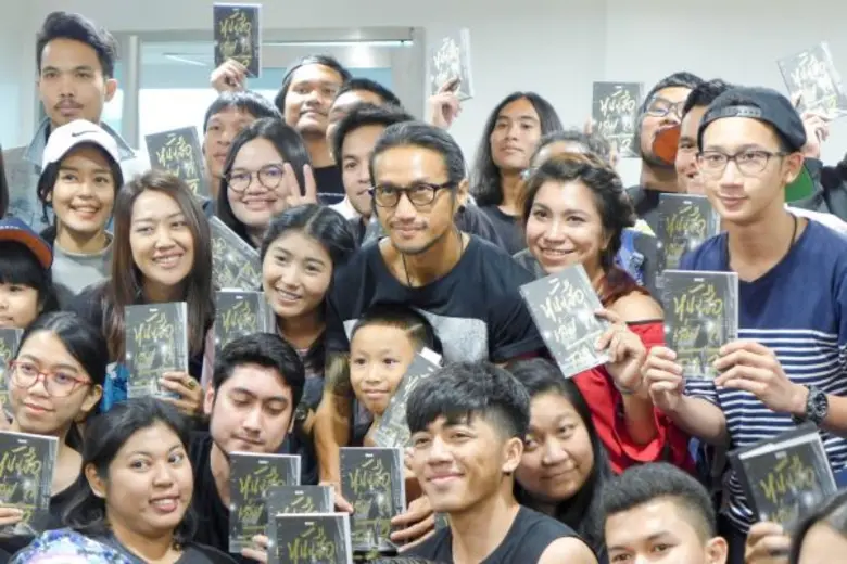 สนพ. “อะบุ๊ก” บูทแตก แฟนแห่มีตติ้งเปิดตัว “หนังสือเล่มที่ก้าว ตูน บอดี้สแลม”!!!