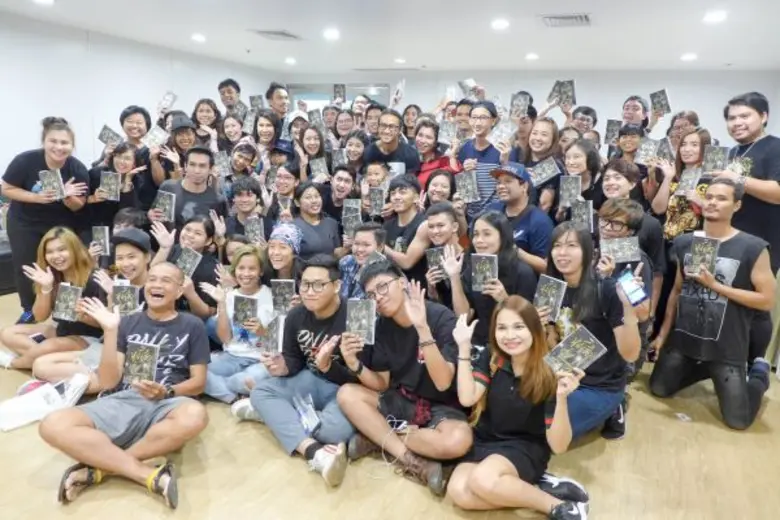 สนพ. “อะบุ๊ก” บูทแตก แฟนแห่มีตติ้งเปิดตัว “หนังสือเล่มที่ก้าว ตูน บอดี้สแลม”!!!