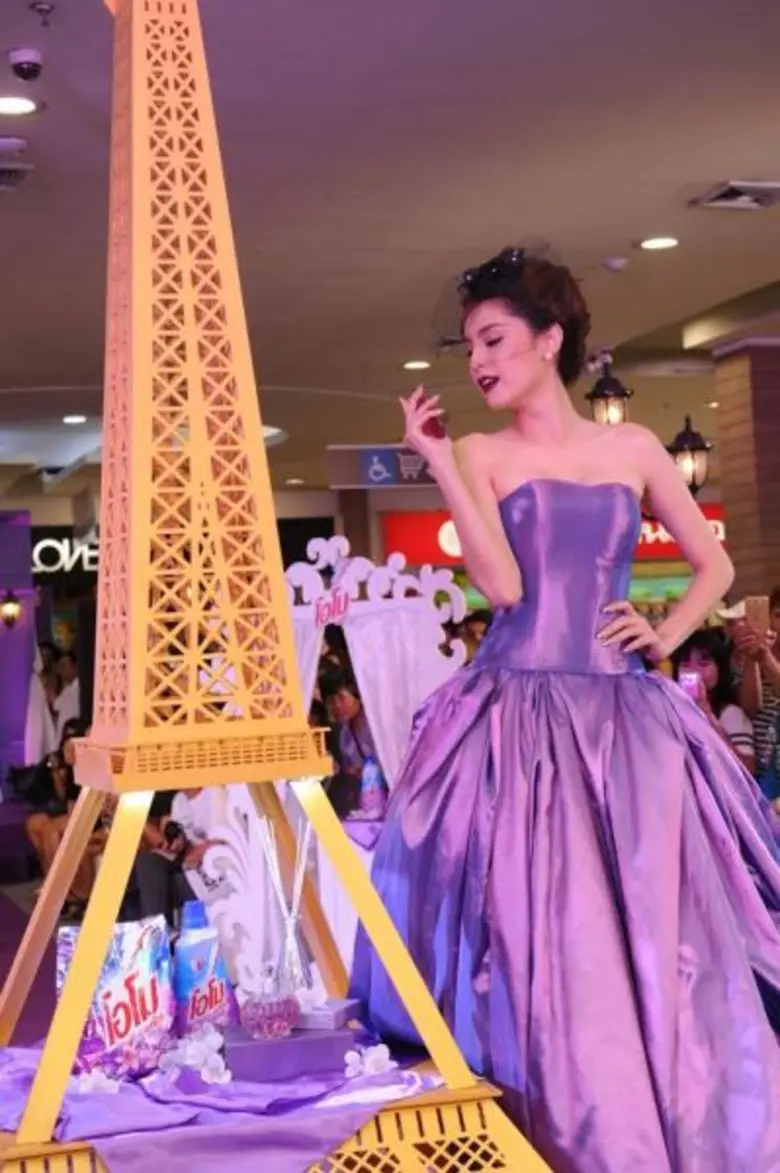 ขวัญ - อุษามณี ฉายความเจิดจ้า สไตล์ปารีเซียง พร้อมเผยมนต์เสน่ห์ ความหอมหรูยาวนาน