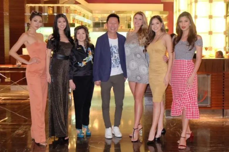 เมื่อเร็วๆนี้ ณวัฒน์ อิสรไกรศีล (กลาง) ปร...