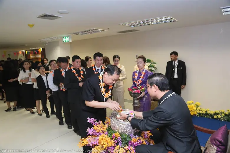 ภาพข่าว: CAT ร่วมพิธีรดน้ำขอพร รัฐมนตรีว่าการกระทรวงดิจิทัลเพื่อเศรษฐกิจและสังคม (DE) เนื่องในโอกาสวันสงกรานต์ ประจำปี 2560