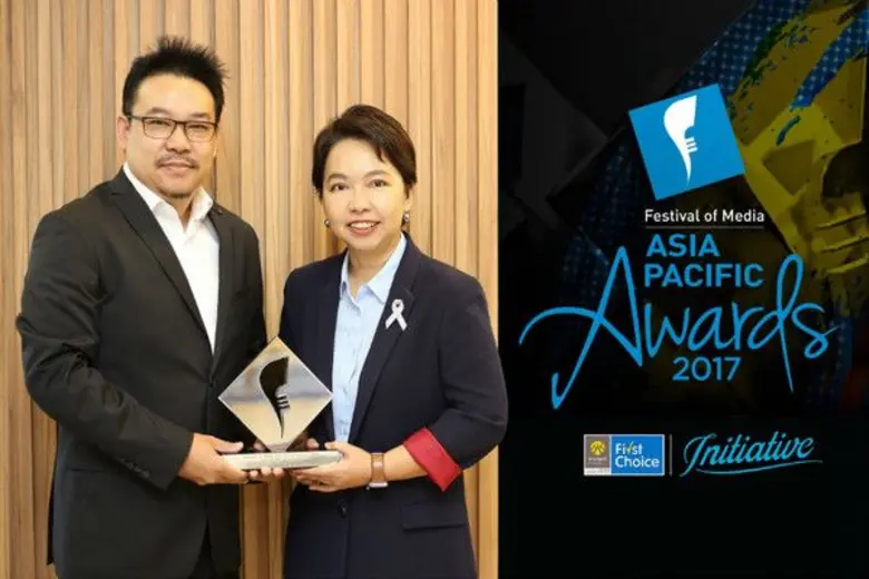 "กรุงศรีเฟิร์สช้อยส์คว้ารางวัล FOMA" นางสาวณญาณี เผ...