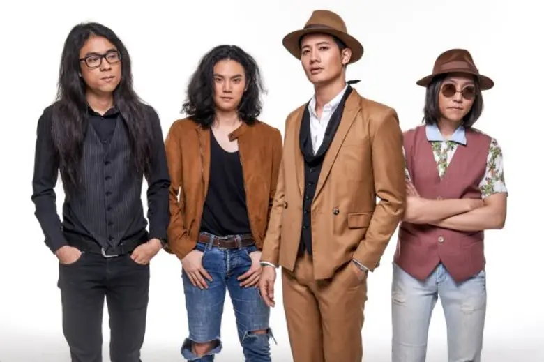 ปล่อยผลงานเพลงใน อัลบั้มเหล็กกับไม้ (WOOD...