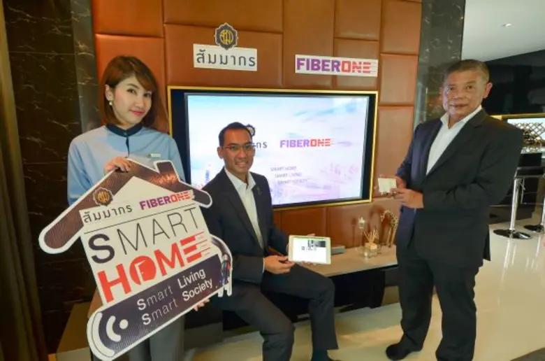 นายกิตติพล ปราโมช ณ อยุธยา (ซ้าย) กรรมการ...