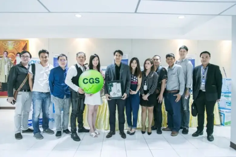 นายเอกรัตน์ แจ้งอยู่ (ที่ 6 จากซ้าย) ประธ...