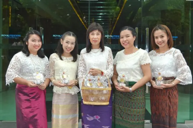 คุณเบญจรัตน์ หรูสกุล (ยืนกลาง) ผู้อำนวยกา...