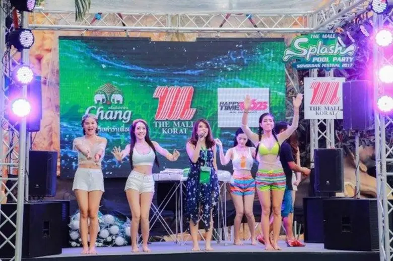 15,000 คนแห่ร่วมพูลปาร์ตี้ที่ใหญ่ที่สุดในภาคอีสานที่เดอะมอลล์โคราช