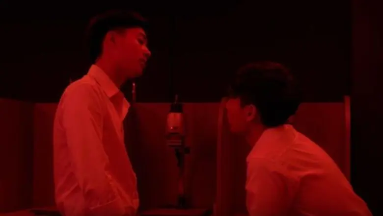 “ออฟ” รุกหนัก ปลดเสื้อ “กัน” กลางห้องล้างฟิล์ม