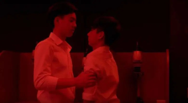 “ออฟ” รุกหนัก ปลดเสื้อ “กัน” กลางห้องล้างฟิล์ม