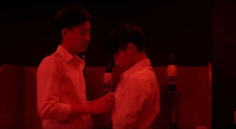 “ออฟ” รุกหนัก ปลดเสื้อ “กัน” กลางห้องล้างฟิล์ม