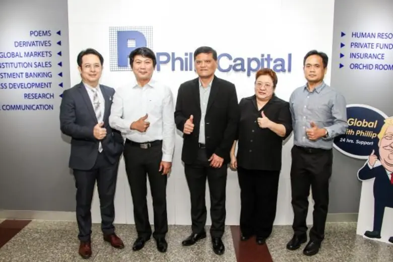 นายสุรพล เพชรกลึง (กลาง) กรรมการบริหารและ...