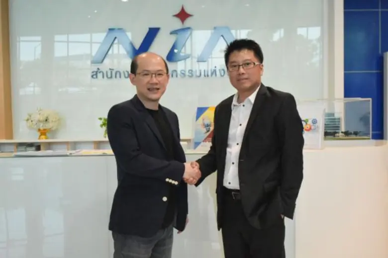 ชาคริต จันทร์รุ่งสกุล (ซ้าย) ประธานเจ้าหน...