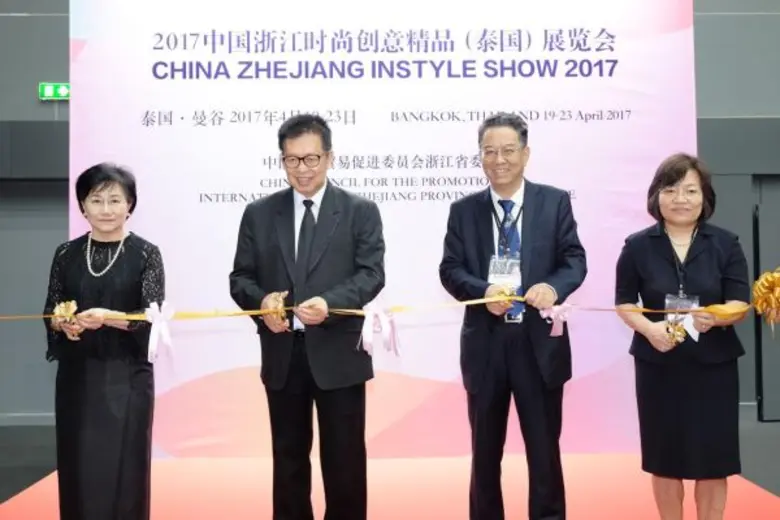 นายวินิจฉัย แจ่มแจ้ง (ที่ 2 จากขวา) ผู้ช่...