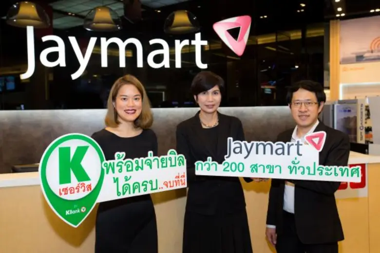 นางสาวศุภนีวรรณ จูตระกูล (ซ้าย) ผู้ช่วยกร...