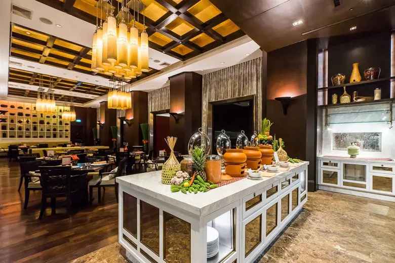 อิ่มอร่อยกับเมนูเซ็ทอาหารกลางวันและบุฟเฟ่ต์แกงที่ห้องอาหารเบซิล