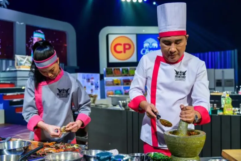 ทีวีไกด์: รายการ "เชฟกระทะเหล็ก ประเทศไทย (Iron Chef Thailand)" “เอกชัย ศรีวิชัย” ปะทะ “เจนนิเฟอร์ คิ้ม” ในรอบตัดเชือก...สุดยอดเซเลบริตี้เชฟ เชฟกระทะเหล็กประเทศไทย