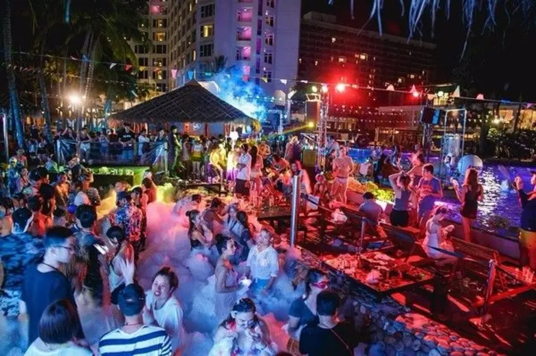 สาดความสุขระเบิดความร็อคไปกับปาร์ตี้วันไหลประจำปี 2560 ที่โรงแรมฮาร์ดร็อคพัทยา และฮาร์ดร็อคคาเฟ่พัทยา