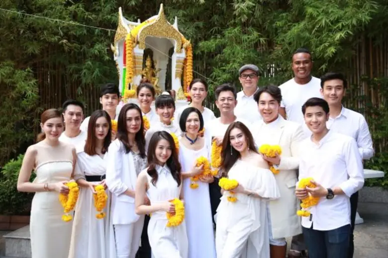 'GMM 25’ บวงสรวงละคร 2 เรื่องจากโปรเจกต์ “The Writers” (เดอะไรเตอร์) “ละครคน” และ “หลงไฟ” นักแสดงกว่า 30 ชีวิตร่วมงาน