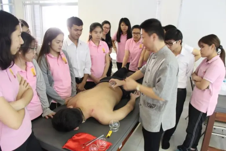 "ครอบแก้ว" เป็นศาสตร์หนึ่งในแพทย์แผนจีนซึ...