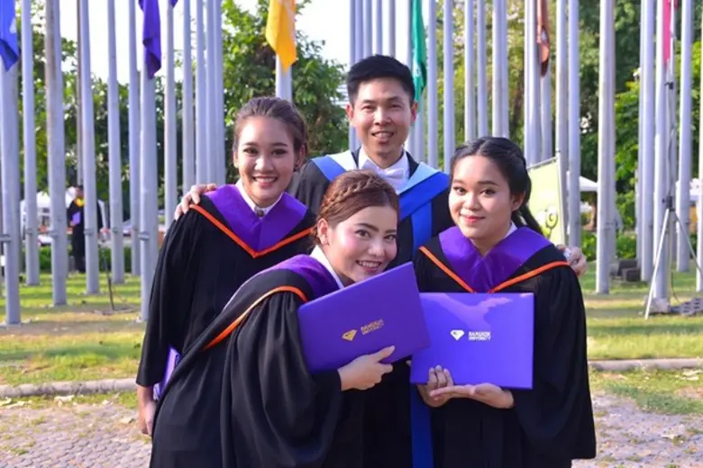 มหาวิทยาลัยกรุงเทพ จัดพิธีประสาทปริญญาบัต...